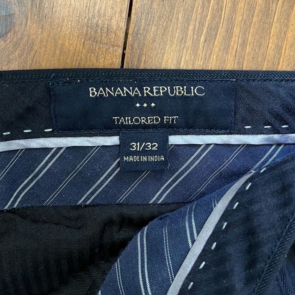 Banana Republic Navy blue light checkered Tailored Fit pants
Size 31x32 - Picture 3 of 8